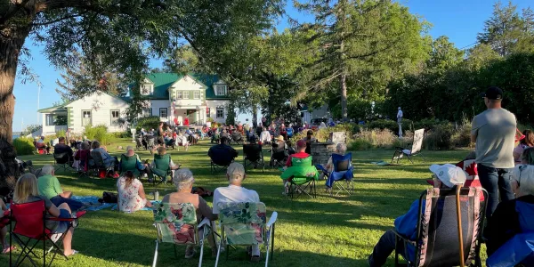 community summer visitors on grounds